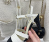 Женские текстильные туфли Chanel 2023-2024 белые с черным носом