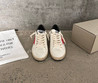 Женские кожаные кроссовки Golden Goose 2023-2024 белые с черным и красной звездой