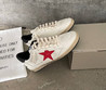 Женские кожаные кроссовки Golden Goose 2023-2024 белые с черным и красной звездой