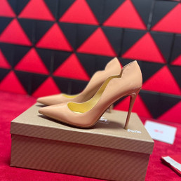 Женские лакированные туфли Christian Louboutin 2023-2024 бежевые