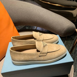 Женские замшевые лоферы Prada 2023-2024 бежевые