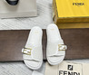 Женские кожаные шлепанцы Fendi 2023-2024 белые с золотой застежкой