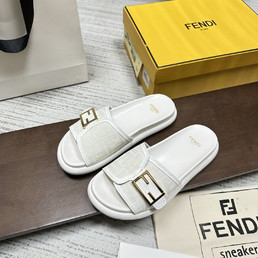 Женские кожаные шлепанцы Fendi 2023-2024 белые с золотой застежкой