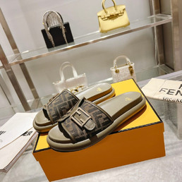 Женские кожаные шлепанцы Fendi 2023-2024 зеленые с золотой застежкой