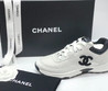 Женские комбинированные кроссовки Chanel 2023-2024 белые с черным логотипом