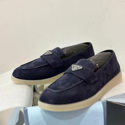 Женские замшевые мокасины Prada 2023-2024 синие