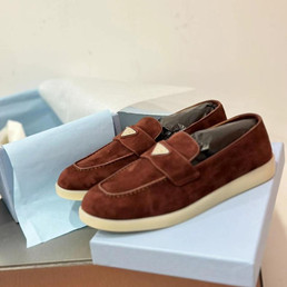 Женские замшевые мокасины Prada 2023-2024 коричневые