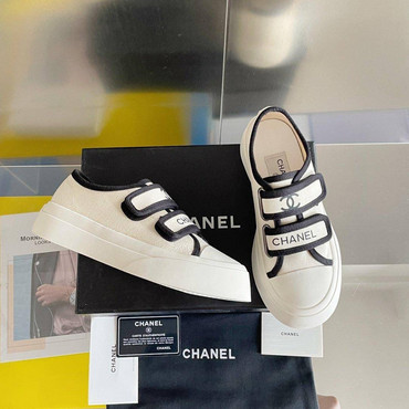 Женские замшевые кроссовки Chanel 2023-2024 белые с черным