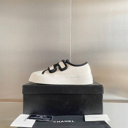 Женские замшевые кроссовки Chanel 2023-2024 белые с черным