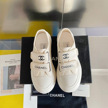 Женские замшевые кроссовки Chanel 2023-2024 кремовые