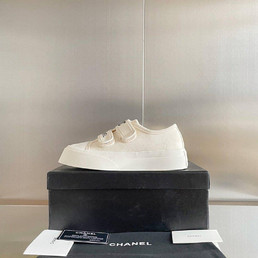 Женские замшевые кроссовки Chanel 2023-2024 кремовые