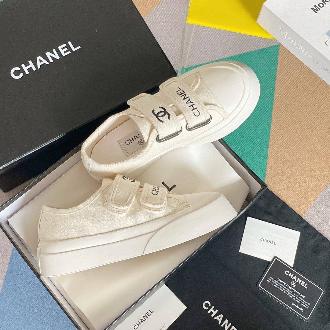 Женские замшевые кроссовки Chanel 2023-2024 кремовые