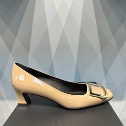 Женские кожаные туфли Roger Vivier 2023-2024 бежевые лакированные