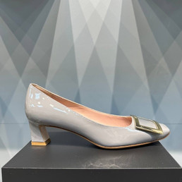 Женские кожаные туфли Roger Vivier 2023-2024 серые лакированные