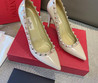 Женские кожаные туфли Valentino 2023 бежевые и лакированные с украшением
