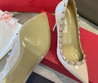 Женские кожаные туфли Valentino 2023 бежевые и лакированные с украшением