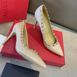 Женские кожаные туфли Valentino 2023 бежевые и лакированные с украшением