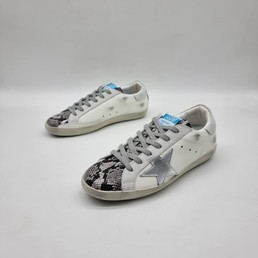 Женские кожаные кроссовки Golden Goose 2023 белые с серым и вставкой с рисунком кожи змеи