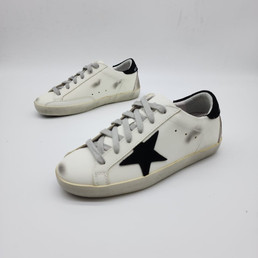 Женские кожаные кроссовки Golden Goose 2023 белые с черной звездой