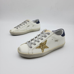 Женские кожаные кроссовки Golden Goose 2023 белые с золотой звездой