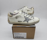 Женские кожаные кроссовки Golden Goose 2023 белые с золотистым и серебристой звездой