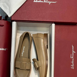 Женские кожаные мокасины Salvatore Ferragamo 2023 бежевые