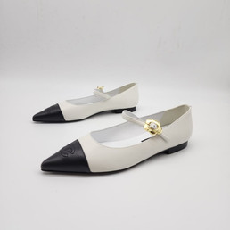 Женские кожаные туфли Chanel 2023 белые