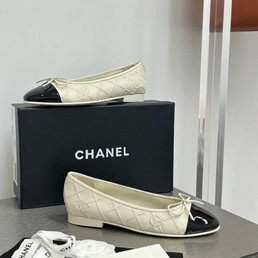 Женские кожаные балетки Chanel 2023 белые с черным носом