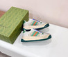 Женские комбинированные кроссовки Gucci 2023 бежевые с сине-красными шнурками