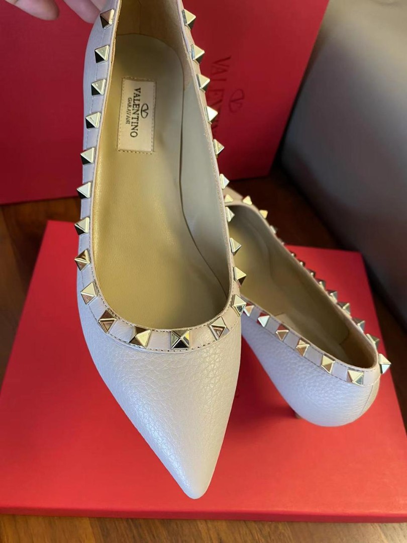 Женские кожаные туфли Valentino 2023 белые с украшением