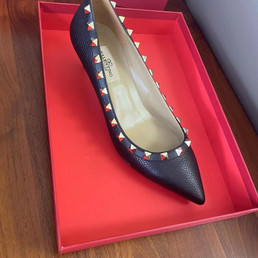 Женские кожаные туфли Valentino 2023 черные с украшением