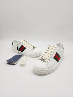 Женские кожаные кроссовки Gucci 2023 белые с красно-зелеными полосами