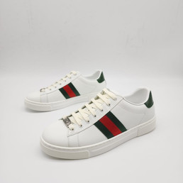 Женские кожаные кроссовки Gucci 2023 белые с красно-зелеными полосами