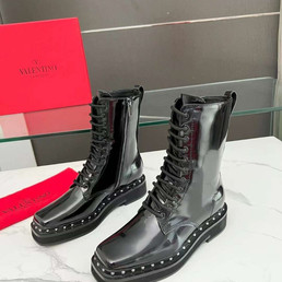 Женские кожаные сапоги Valentino 2023 черные лакированные со шнурками
