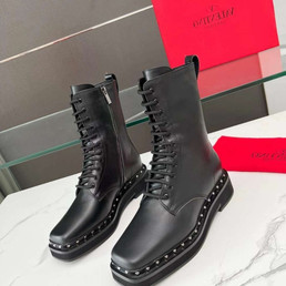 Женские кожаные сапоги Valentino 2023 черные со шнурками