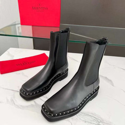 Женские кожаные сапоги Valentino 2023 черные с резинкой сбоку