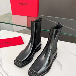 Женские кожаные сапоги Valentino 2023 черные лакированные с резинкой сбоку
