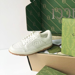 Женские кожаные кроссовки Gucci 2023 белые с бежевой подошвой