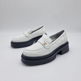 Женские кожаные лоферы Chanel 2023 белые с черным