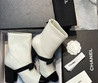 Женские кожаные сапоги Chanel 2023 белые с черным бантиком