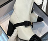 Женские кожаные сапоги Chanel 2023 белые с черным бантиком