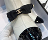 Женские кожаные сапоги Chanel 2023 белые с черным бантиком