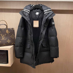 Женский пуховик Burberry 2023 черный с гусиным пером