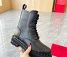 Женские кожаные ботинки Valentino 2023 черные с украшением