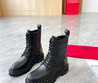 Женские кожаные ботинки Valentino 2023 черные с украшением