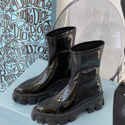 Женские кожаные ботинки Prada 2023 черные лакированные