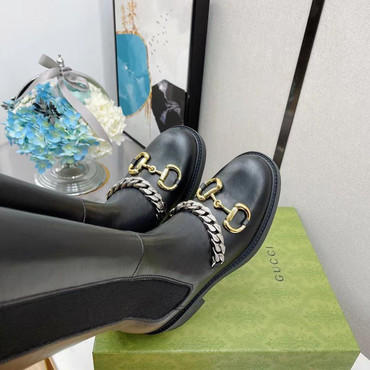 Женские кожаные сапоги Gucci 2023 черные с цепочками
