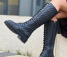Женские кожаные сапоги Chanel 2023 черные со шнурками