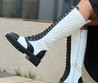 Женские кожаные сапоги Chanel 2023 черные с белым на шнурках