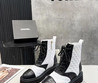 Женские кожаные ботинки Chanel 2023 белые с черным и шнурками